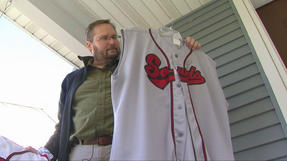 Brewers fan makes long drive from Wisconsin to Tampa Bay for Game 3 — Fox 11 Green Bay Local, Stillwater Sports news